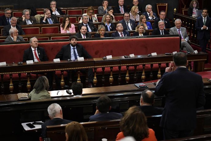 Archivo - El presidente de Aragón, Jorge Azcón (i), y el presidente de la Región de Murcia, Fernando López Miras (d), durante un debate tras la Comisión General de las Comunidades Autónomas, en el Senado, a 19 de octubre de 2023, en Madrid (España).