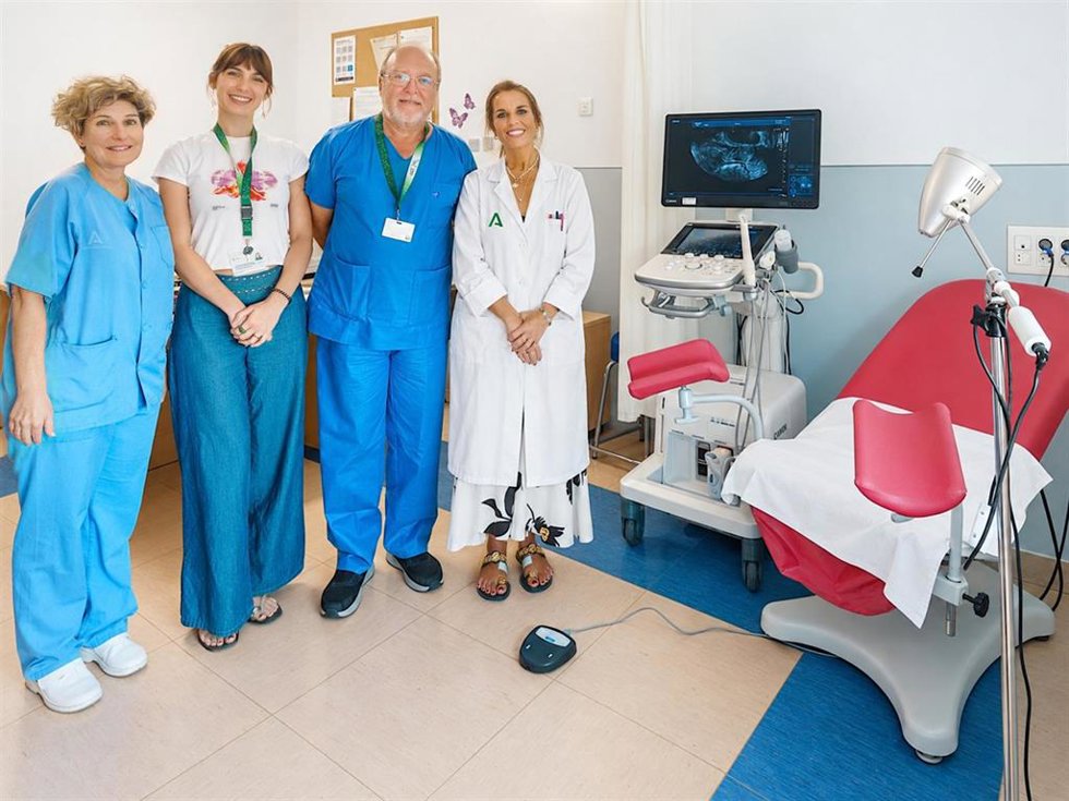 Imagen de los profesionales del Hospital Virgen del Rocío de Sevilla que participan en un estudio sobre el diagnóstico del cáncer de ovario.