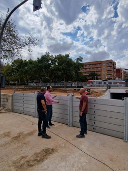 Aldaia (Valencia) instala las compuertas para prevenir posibles inundaciones por el barranco de la Saleta