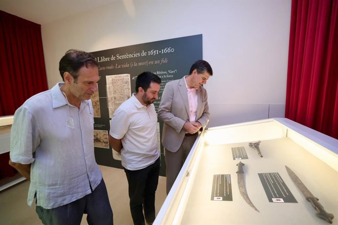El conseller de Turismo, Cultura y Deportes, Jaume Bauzá, en la muestra de 'El llibre de sentències (1651-1660)', en el Arxiu del Regne de Mallorca.