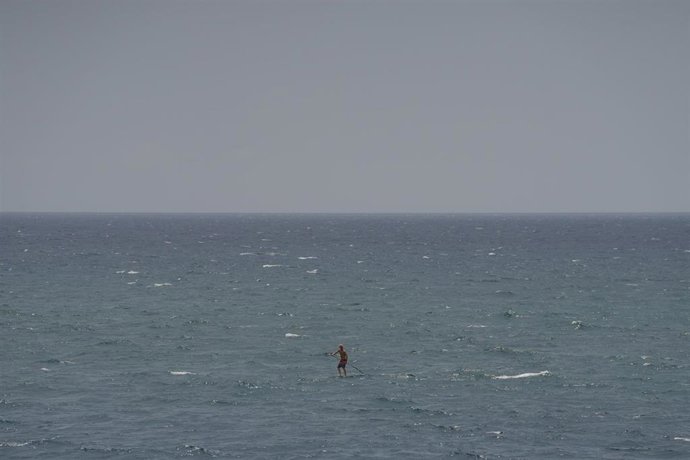 Archivo - Una persona hace padel surf en las playas de Barcelona, a 15 de julio de 2026, en Barcelona, Cataluña (España). La brisa marina del Mediterráneo se está ralentizando, lo que reduce su capacidad para suavizar las temperaturas en ciudades como Bar