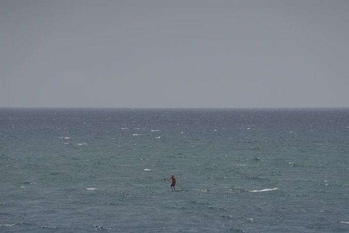 Archivo - Arquivo - Uma pessoa pratica padel surf nas praias de Barcelona, em 15 de julho de 2026, em Barcelona, Catalunha (Espanha). A brisa marítima do Mediterrâneo está ficando mais fraca, o que reduz sua capacidade de amenizar as temperaturas em cidad