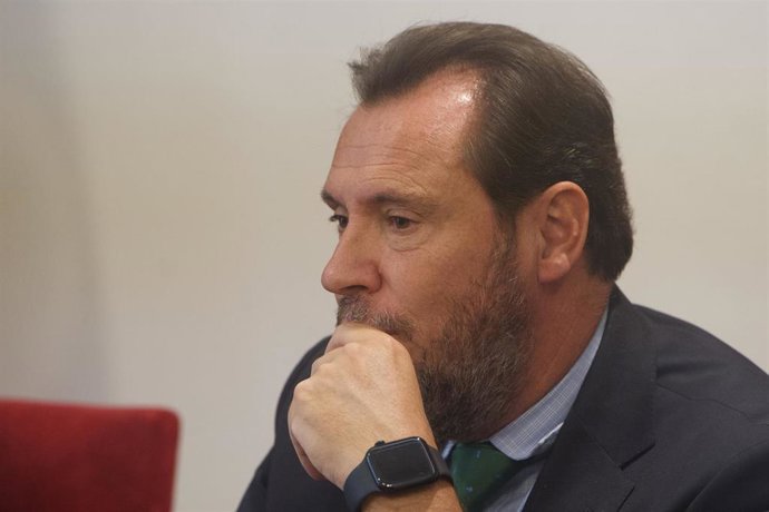 El ministro de Transportes y Movilidad Sostenible, Óscar Puente, en la firma del convenio de la estación intermodal del Llano de La Pasiega