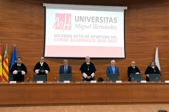 Acto de apertura del curso académico 2026-2027 en la Universidad Miguel Hernández (UMH), celebrado este miércoles en Elche (Alicante) y presidido por el rector de la institución, Juan José Ruiz (c)