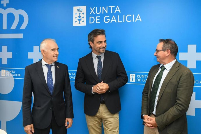 El conselleiro de Presidencia, Xustiza e Deportes, Diego Calvo, junto al director Xeral de Xustiza, José Tronchoni, y el decano del Colegio Notarial de Galicia, José María Graíño