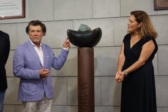 La presidenta del Parlamento de Canarias, Astrid Pérez, junto al escultor de la obra en honor a La Graciosa, Paco Curbelo