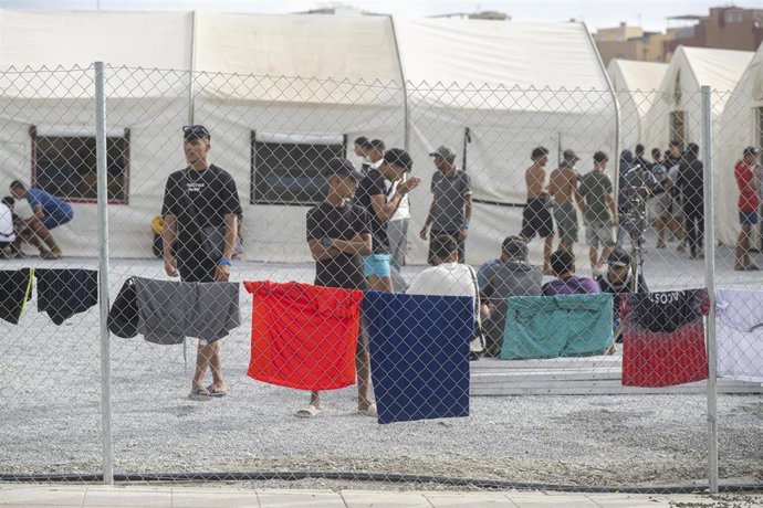 Migrantes se instalan en el nuevo centro de acogida de Los Rosales, en Ceuta