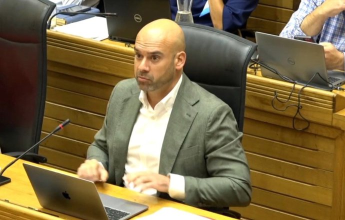 El concejal de Urbanismo y Festejos del Ayuntamiento de Gijón, Jesús Martínez Salvador, comparece en el Pleno Municipal gijonés.
