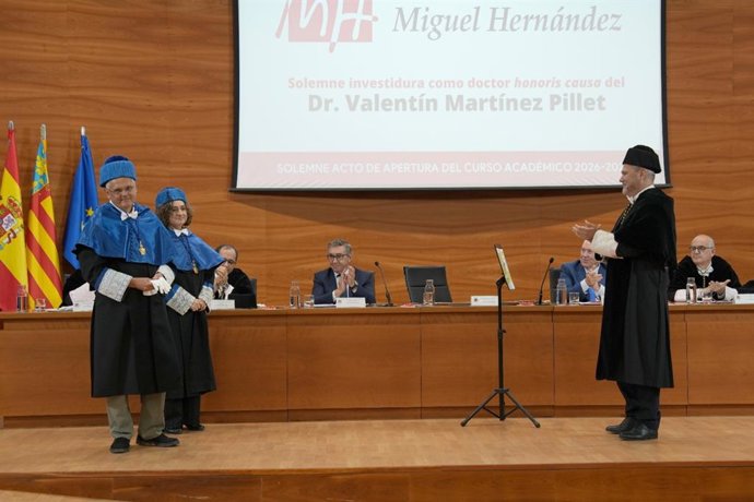 Concessão do título de doutor “honoris causa” a Valentín Martínez Pillet (à esquerda), natural de Alicante e diretor do Instituto Astrofísico das Canárias (IAC), nesta quarta-feira, no campus de Elche (Alicante) da Universidade Miguel Hernández (UMH)
