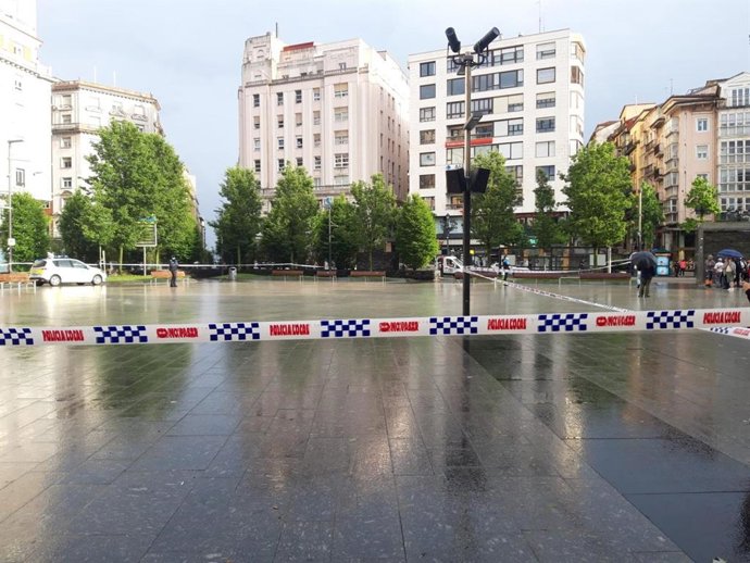 Archivo - Plaza del Ayuntamiento de Santander acordonada