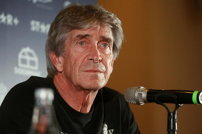 Archivo - Futbol, Conferencia de prensa entrenador Real Betis. El entrenador del equipo español Real Betis Manuel Pellegrini, es fotografiado durante la conferencia de prensa previo al partido contra Colo Colo por el triangular internacional.  15/11/2022 