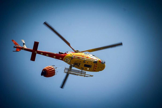 Archivo - Un helicòpter dels Bombers de la Generalitat