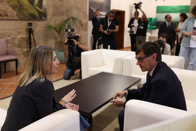 La presidenta de la Junta de Extremadura, María Guardiola, se reúne con el presidente de la Generalitat de Cataluña, Salvador Illa, se reúnen en la sede de Presidencia del Ejecutivo regional