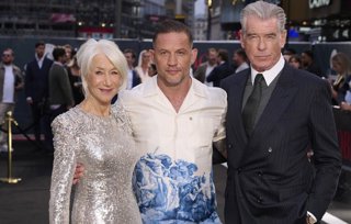 Pierce Brosnan y Helen Mirren zanjan la polémica con Tom Hardy: "Sin él no tendríamos Tierra de mafiosos (MobLand)"