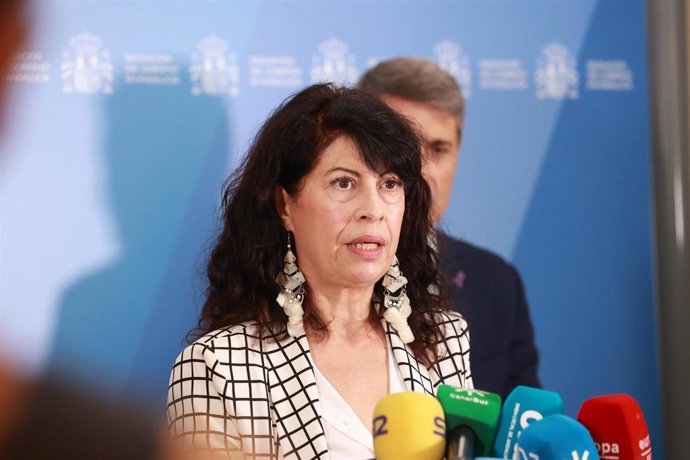 La ministra de Igualdad, Ana Redondo, atiende a los medios antes de presidir la reunión del Comité de Crisis del Ministerio. A 16 de septiembre de 2026, en Sevilla (Andalucía, España). El Ministerio de Igualdad celebra este miércoles 16 de septiembre en S