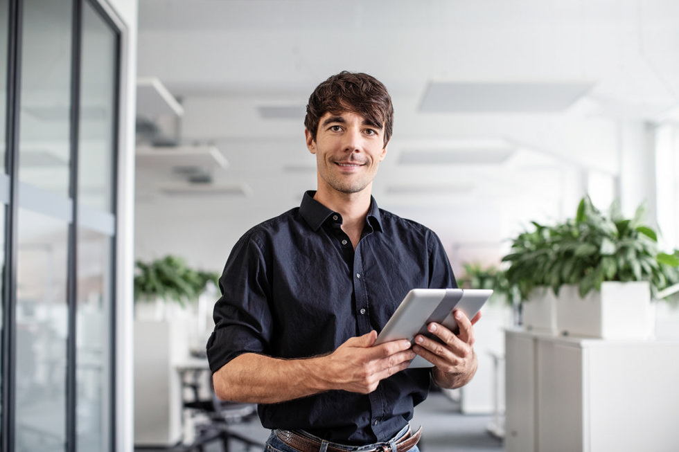 Un ejecutivo utilizando herramientas digitales