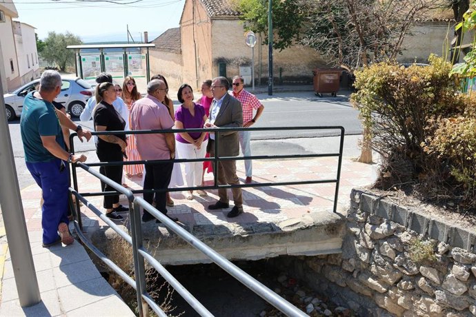 José Antonio Montilla ha visitado Pinos Puente para conocer las actuaciones que se llevarán a cabo con los 23.318.802,7 euros aprobados por el Gobierno de España para tres grandes actuaciones frente a inundaciones y desprendimientos tras las borrascas.