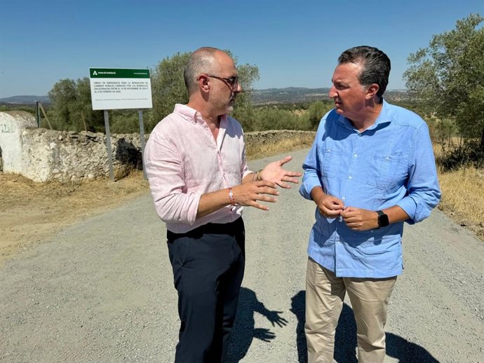 El presidente del PP de Huelva, Manuel Andrés González (derecha), junto al teniente de alcalde en Cumbres Mayores, Enrique Carrascal.