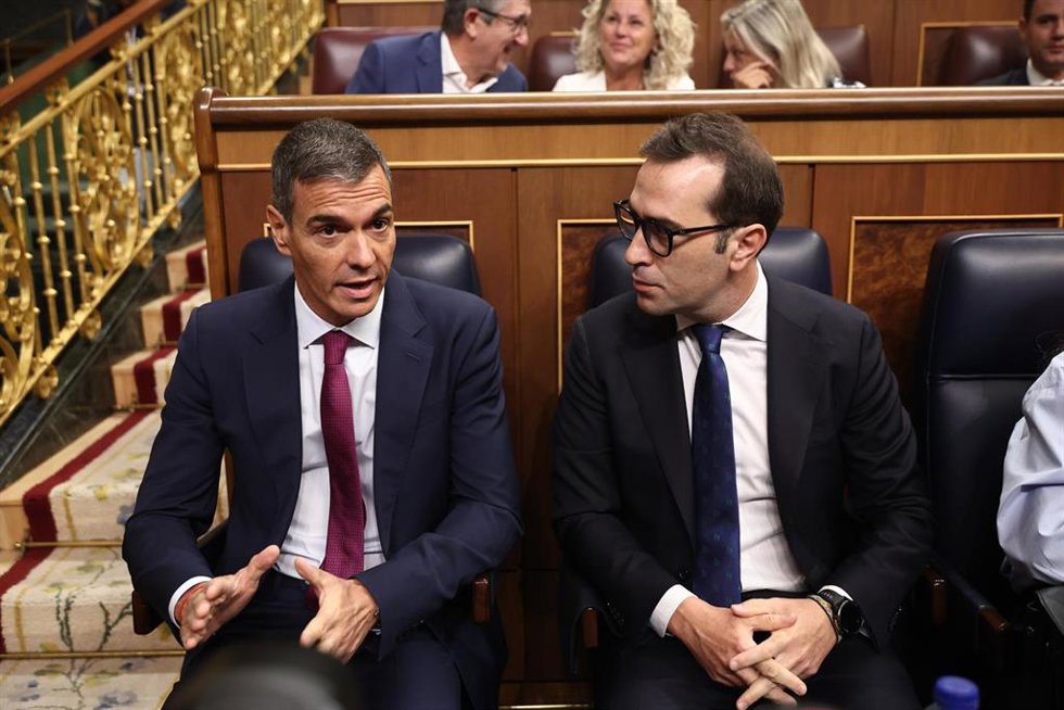 El presidente del Gobierno, Pedro Sánchez, y el vicepresidente primero y ministro de Economía, Comercio y Empresa, Carlos Cuerpo