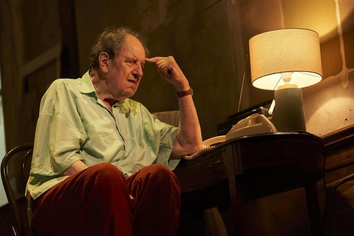 Archivo - La obra 'Gigante', con José María Pou, es una de las obras que conforman la temporada de otoño del Teatro Gayarre.