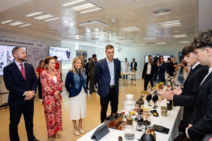Pedro Sánchez, presidente del Gobierno, y Milagros Tolón, ministra de educación.