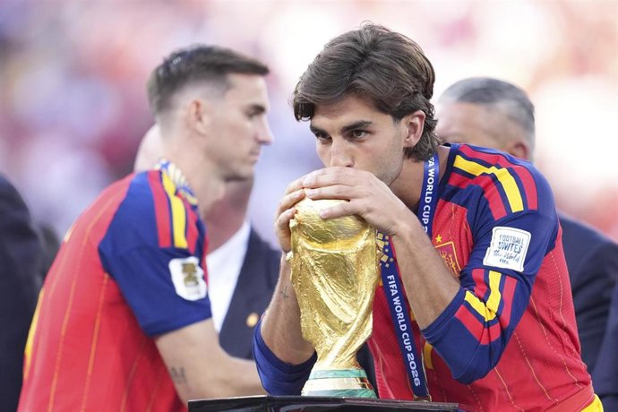 Archivo - Imagen del futbolista valenciano Ferran Torres tras ganar la selección española de fútbol el Mundial 2026 con un gol suyo.  