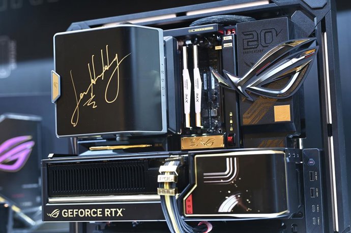 20 de agosto de 2026, Hong Kong, China: A ROG Astral GeForce RTX 5090 Edition 20, autografada por Jensen Huang, cofundador e CEO da NVIDIA, será exibida no Hong Kong Computer & Communication Festival (HKCCF) em 20 de agosto de 2026, em Hong Kong.