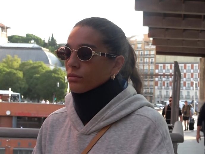 Alma Bollo reaparece muy afectada y con collarín, arropada por Raquel Bollo, tras su forzada salida de 'Supervivientes'