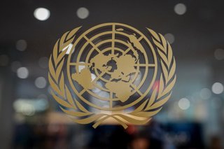 Archivo - 27 September 2025, US, New York: A view of the logo of the United Nations at the General Debate of the UN General Assembly in New York. Photo: Kay Nietfeld/dpa