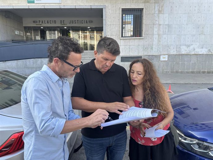 El portavoz de IU en Huelva, Marcos Toti, junto a otros miembros de la formación frente a la Audiencia Provincial.
