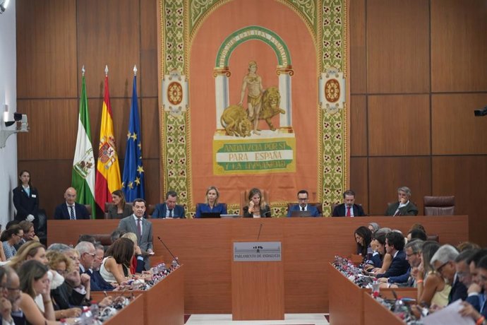 El presidente de la Junta de Andalucía, Juanma Moreno, durante la sesión de control al gobierno en el Parlamento andaluz.