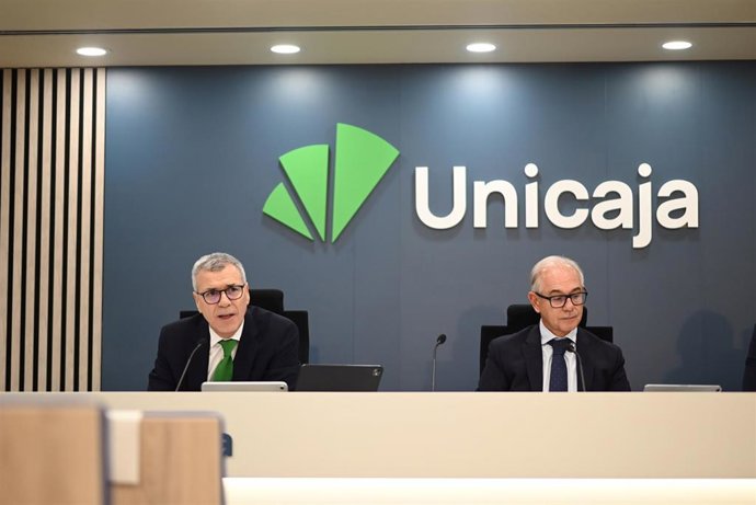 Archivo - (i-d) El director general de finanzas, Pablo González, y el CEO de Unicaja, Isidro Rubiales, presentan los resultados del primer semestre de 2026 de la entidad, en la sede de Unicaja, a 31 de julio de 2026, en Madrid (España). 