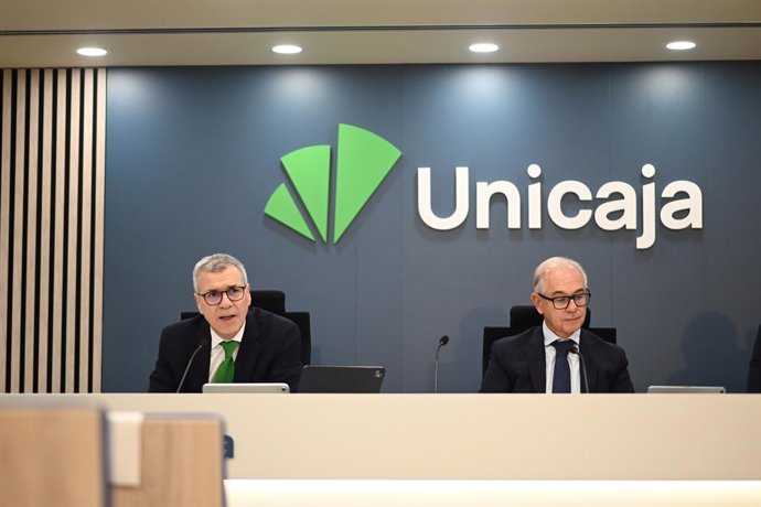 Archivo - (i-d) El director general de finanzas, Pablo González, y el CEO de Unicaja, Isidro Rubiales, presentan los resultados del primer semestre de 2026 de la entidad, en la sede de Unicaja, a 31 de julio de 2026, en Madrid (España). 