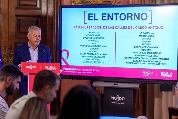 El alcalde de Sevilla, José Luis Sanz durante la rueda de prensa sobre los asuntos de actualidad relacionados con las obras de renovación de la Plaza Nueva y la evolución de los trabajos.