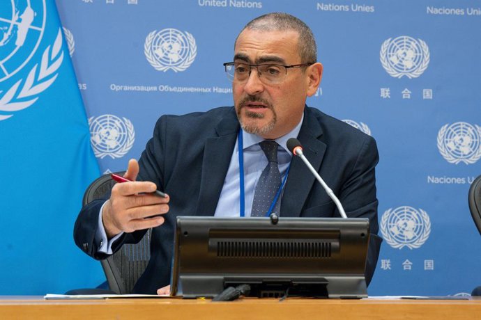 Archivo - Arquivo - NAÇÕES UNIDAS, 29 de dezembro de 2022  -- Ramiz Alakbarov, coordenador residente e humanitário da ONU para o Afeganistão, fala com a imprensa na sede da ONU em Nova York, em 29 de dezembro de 2022. As Nações Unidas e seus parceiros hum