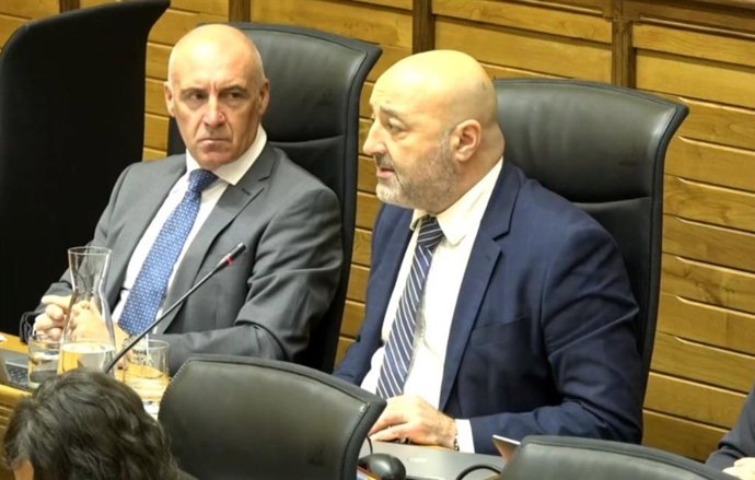 Los concejales de Participación y de Servicios Sociales de Gijón, Abel Junquera y Guzmán Pendás, en Pleno Municipal gijonés.