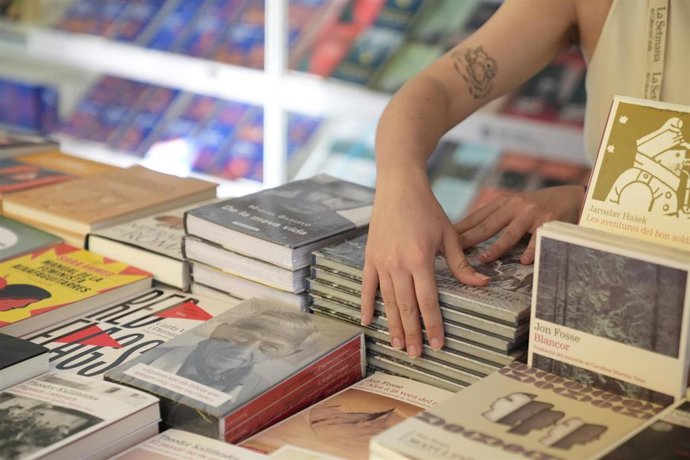 Archivo - Una persona coloca los libros.