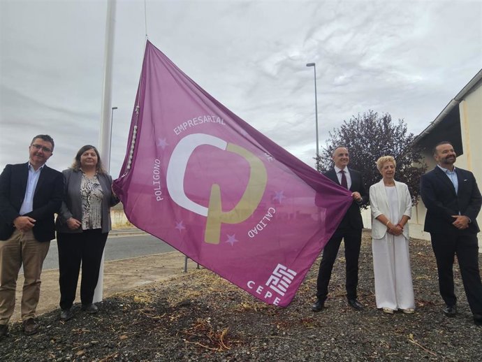 De izquierda a derecha: Javier Aiape y Mª Luisa Elguea (LASEME), el presidente de la CEPE, Alejandro Rubia; la alcaldesa de Viana, Yolanda González, y el director general de Fomento Empresarial e Infraestructuras, Iñigo Arruti.