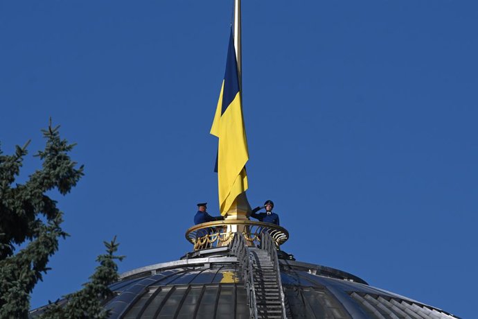 4 de setembro de 2026, Kiev, Ucrânia: Guardas de honra flanqueiam a bandeira nacional hasteada no mastro que coroa a cúpula do Parlamento ucraniano durante uma cerimônia que marca os 35 anos desde que a bandeira azul e amarela foi hasteada sobre a Verkhov