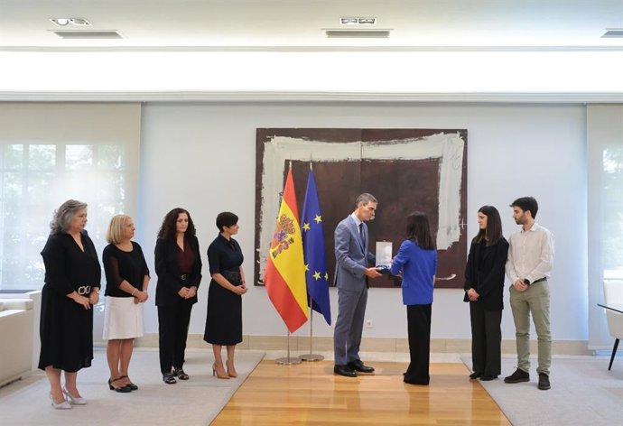 El presidente del Gobierno, Pedro Sánchez, preside el acto de entrega de la Gran Cruz de la Orden del Mérito Civil, a título póstumo, al secretario de Estado de Vivienda y Agenda Urbana David Lucas Parrón, que han recibido sus familiares en la Moncloa.