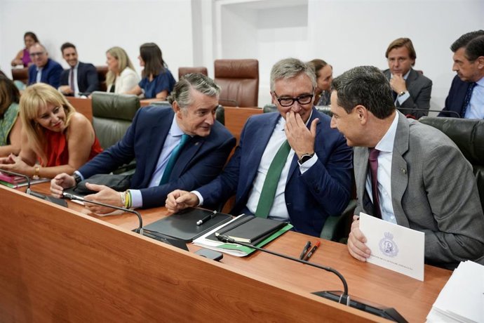 El presidente de la Junta de Andalucía, Juanma Moreno (1d), y los vicepresidentes Antonio Sanz (2i) y Manuel Gavira (2d), y Carolina España, en la primera jornada del Pleno del Parlamento andaluz. A 16 de septiembre de 2026, en Sevilla (Andalucía, España)