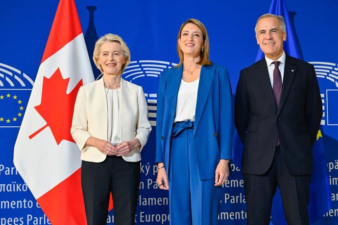 A presidente da Comissão Europeia, Ursula von der Leyen, e a presidente do Parlamento Europeu, Roberta Metsola, dão as boas-vindas ao primeiro-ministro do Canadá, Mark Carney.