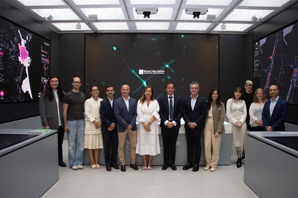 La alcaldesa de Zaragoza, Natalia Chueca, encabeza una visita institucional a la sede del Norman Foster Institute, en Madrid