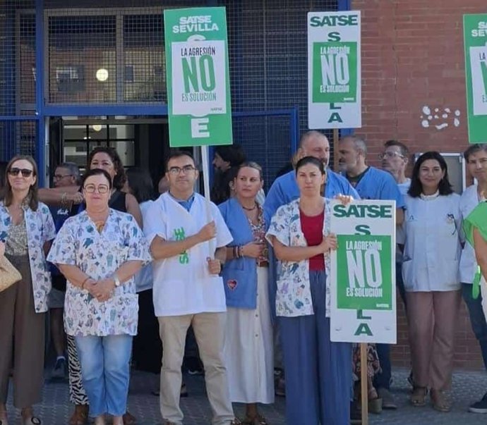 Concentración de Satse ante el Centro de Salud del Cerro del Águila