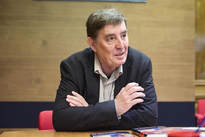 Archivo - El escritor y director del Instituto Cervantes, Luis García Montero, durante una entrevista con Europa Press con motivo de la presentación de su nueva novela ‘La mejor edad’, en el Instituto Cervantes, a 13 de abril de 2026, en Madrid (España)
