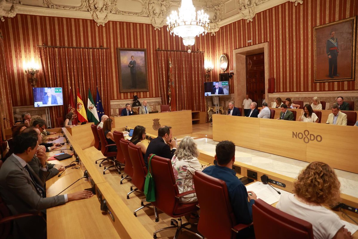 El Pleno de Sevilla aborda la crisis de Ceuta, la Virgen del Refugio, el colapso de la Cartuja y climatización urbana