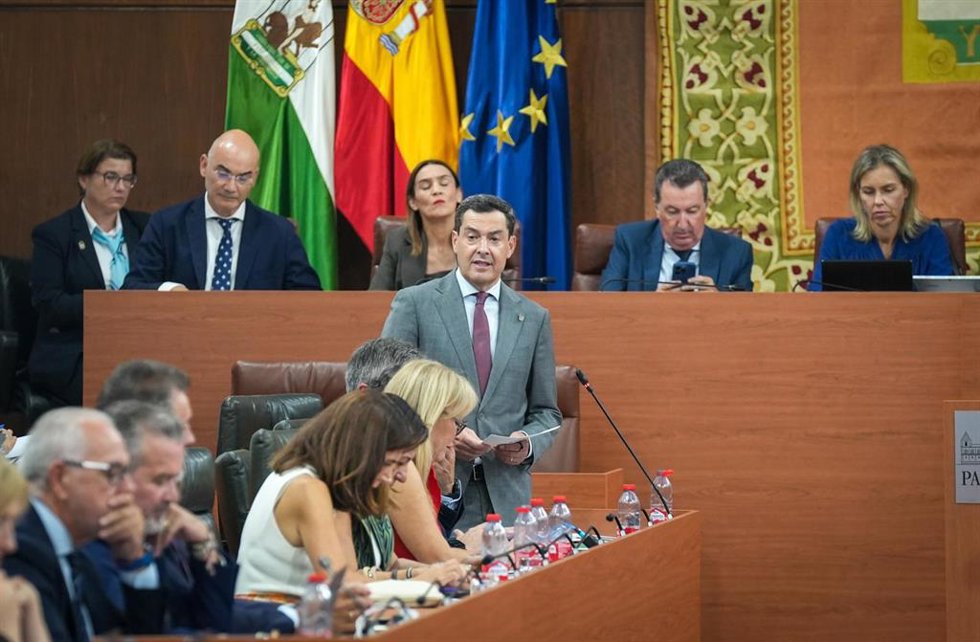 El presidente de la Junta de Andalucía, Juanma Moreno, en la primera jornada del Pleno del Parlamento andaluz.