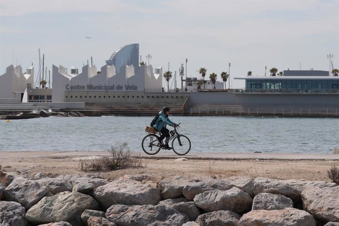 Archivo - Una persona amb bicicleta a Barcelona