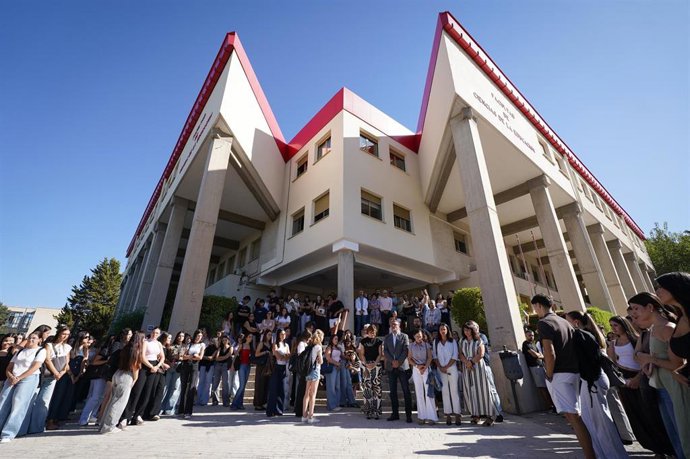 Participantes en el minuto de silencio convocado por la Universidad de Granada en memoria de la estudiante Claudia Tacoronte Aguilera, asesinada en México. A 14 de septiembre de 2026 en Granada (Andalucía, España). 