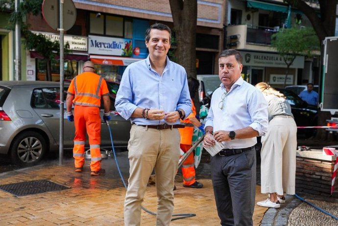 El alcalde de Córdoba, José María Bellido, y el presidente de Sadeco, Miguel Ruiz Madruga, informan de la labor con las nuevas máquinas fregadoras decapadoras e hidrolimpiadoras.